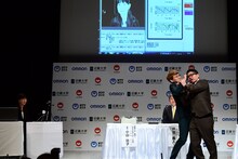 近畿大学の小山敦子教授を笑わせようとネタを披露するミキ。