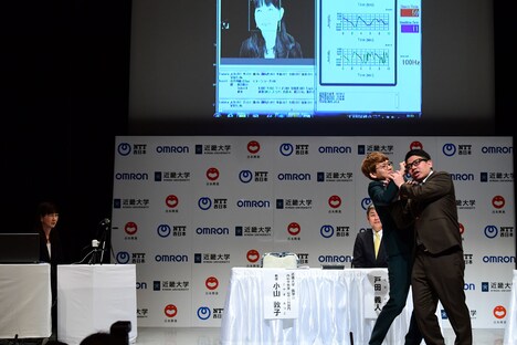 近畿大学の小山敦子教授を笑わせようとネタを披露するミキ。