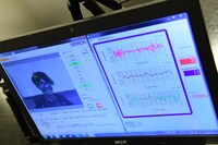 表情や心拍数などを測定する装置。