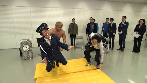 「関西の若手芸人に東京に馴染んでもらおう」のワンシーン。(c)テレビ朝日