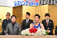 記者会見に出席するジャングルポケット太田（手前右）。(c)TBS