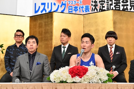 記者会見に出席するジャングルポケット太田（手前右）。(c)TBS