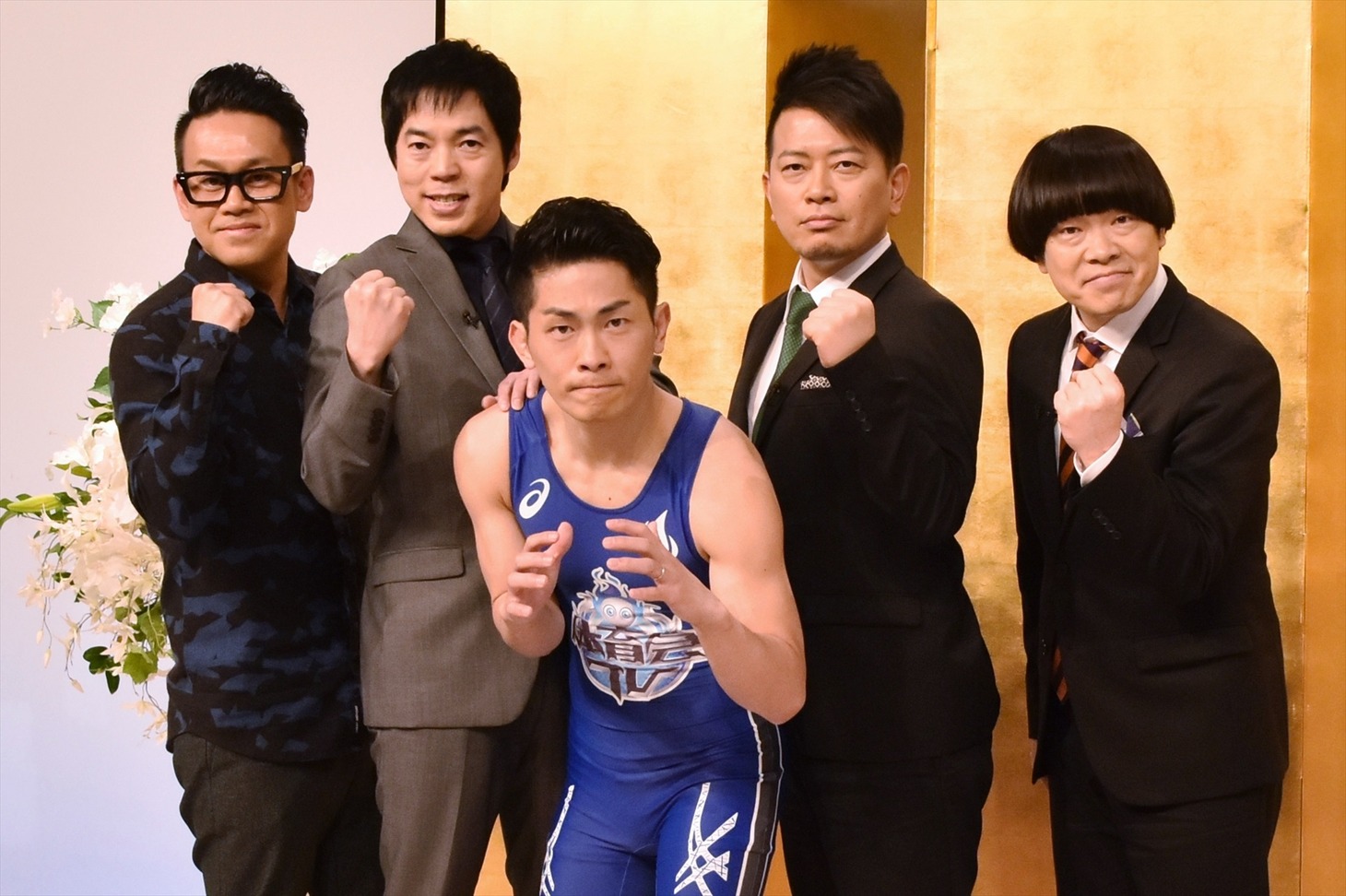 「炎の体育会TV」のレスリング企画で全国大会に出場し、レスリングマスターズ日本代表となったジャングルポケット太田（中央）と、宮川大輔（左端）、今田耕司（左から2人目）、雨上がり決死隊（右）。