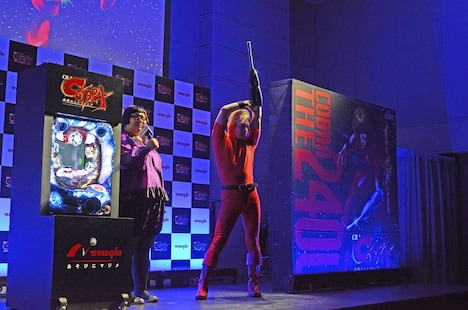 コブラのコスプレでポーズを決めるカズレーザー（メイプル超合金）。