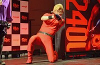 コブラのコスプレでポーズを決めるカズレーザー（メイプル超合金）。