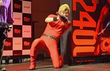 コブラのコスプレでポーズを決めるメイプル超合金カズレーザー。