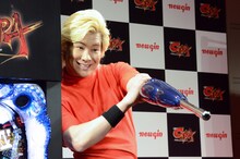 コブラのコスプレでポーズを決めるメイプル超合金カズレーザー。