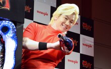 コブラのコスプレでポーズを決めるメイプル超合金カズレーザー。