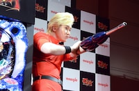 コブラのコスプレでポーズを決めるメイプル超合金カズレーザー。