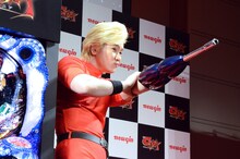 コブラのコスプレでポーズを決めるメイプル超合金カズレーザー。