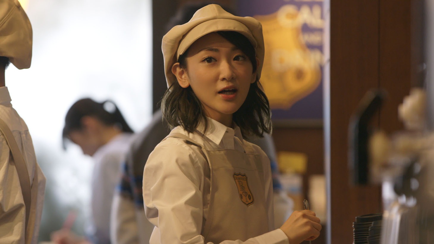 タウンワーク新CM「コーヒーショップ編」に出演する生駒里奈。