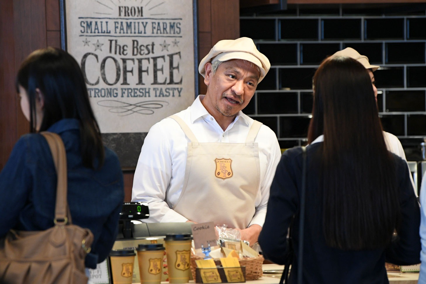 コーヒーショップ店員に扮する松本人志。