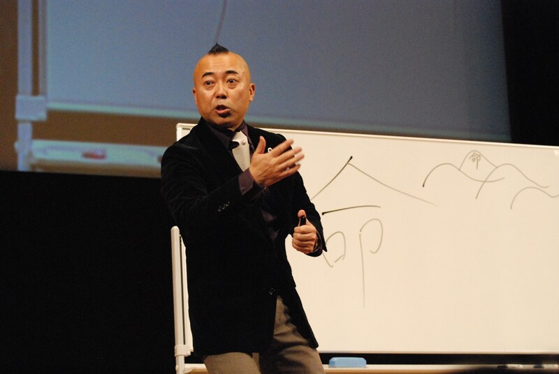 「命の授業」を行うTIM・ゴルゴ松本。