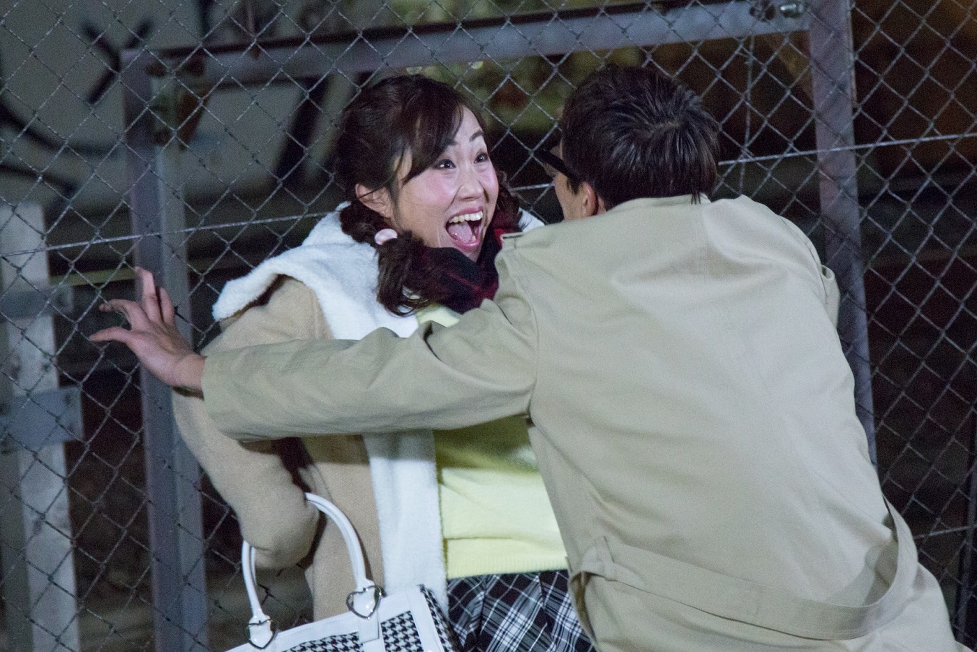 痴漢されそうになる女性を演じたキンタロー。。(c)テレビ東京