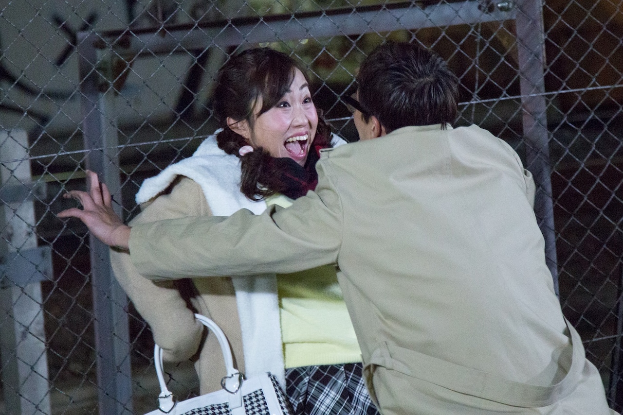 痴漢されそうになる女性を演じたキンタロー。。(c)テレビ東京