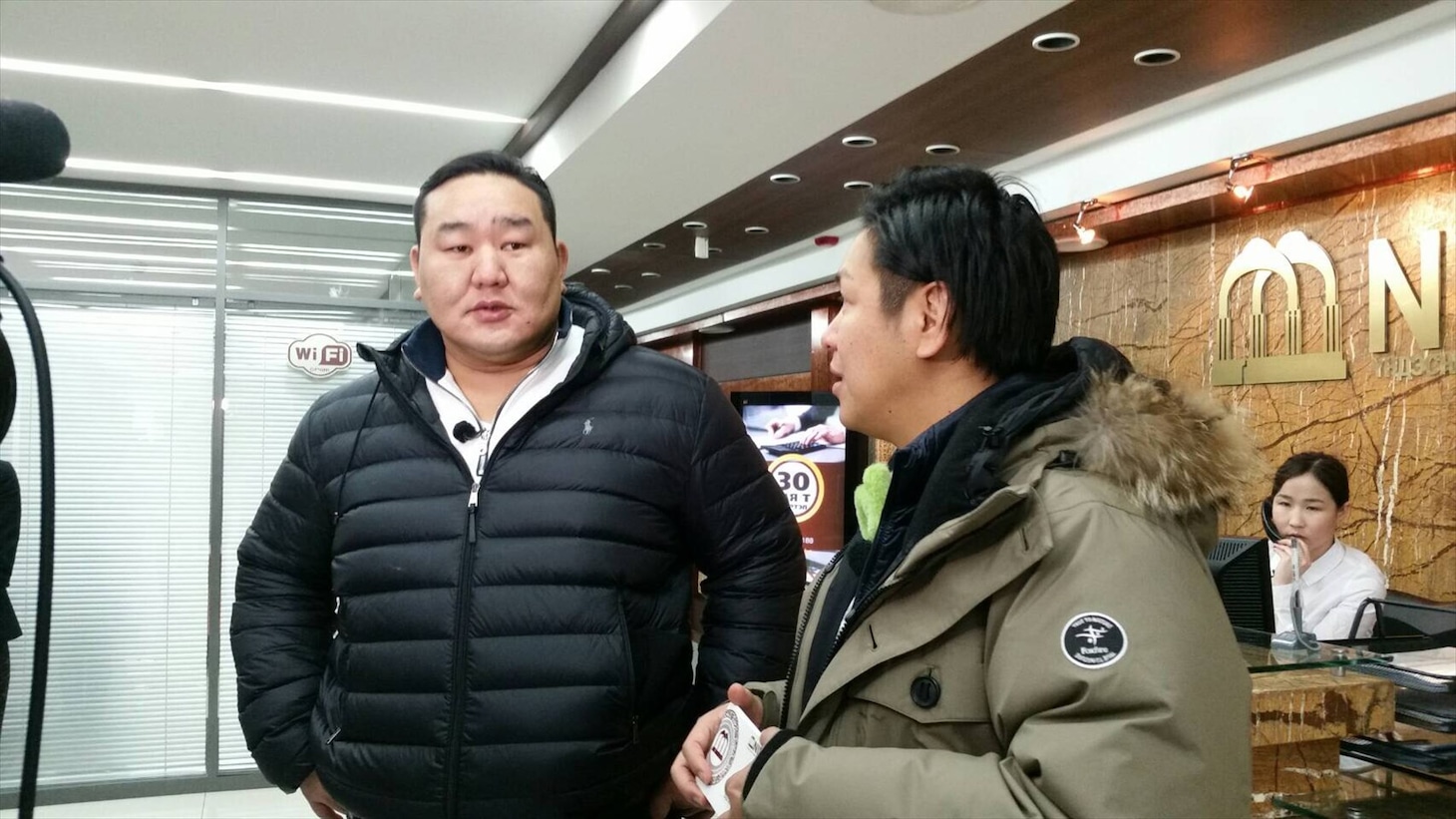 「ワールドデンジャーインタビュー」に出演する、はんにゃ川島（右）と朝青龍（左）。(c)テレビ朝日