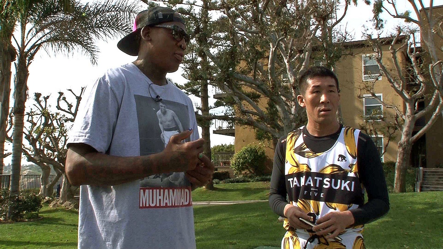 麒麟・田村（右）とデニス・ロッドマン（左）。(c)テレビ朝日