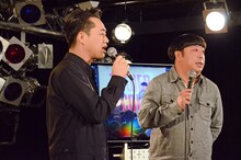 トーク中のバナナマン。