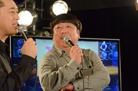 トーク中のバナナマン。