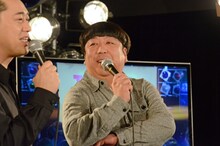 トーク中のバナナマン。