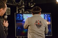 服のデザインをイジられるバナナマン日村。