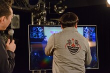 服のデザインをイジられるバナナマン日村。