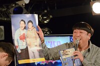 フリーペーパーに掲載されている自分たちの写真について言及するバナナマン日村。