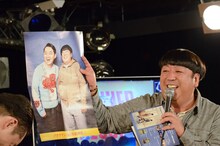 フリーペーパーに掲載されている自分たちの写真について言及するバナナマン日村。