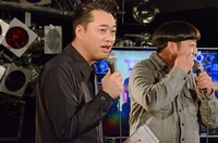 トーク中のバナナマン。