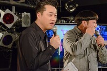 トーク中のバナナマン。