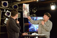 トーク中のバナナマン。