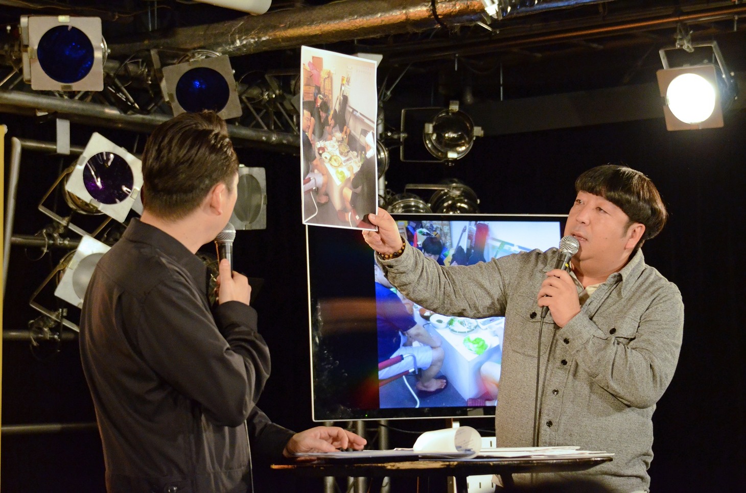 トーク中のバナナマン。