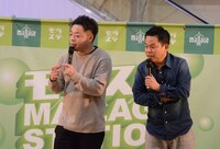 観客に自分たちが誰かわかっているか問いかけるダイアン。