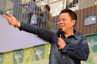 モラージュ菖蒲にすーを差し上げるダイアン津田。