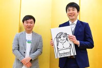 かまいたち山内の結婚会見の様子。相方・濱家（右）が手に持っているのは濱家が描いたお相手の似顔絵。