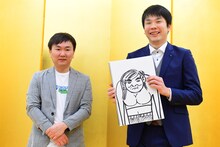かまいたち山内の結婚会見の様子。相方・濱家（右）が手に持っているのは濱家が描いたお相手の似顔絵。