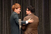 冒頭で噛んでしまった昴生（右）の緊張を解こうとする亜生（左）。