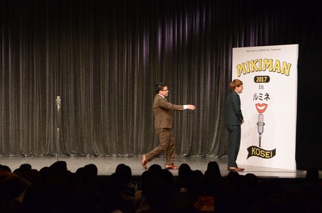 「パクりたい-1グランプリ」で習った通りにセンターマイクからずれた場所で漫才を続ける亜生（右）。