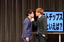 ゲームで失敗し罰としてキスするインディアンス木村（左）とミキ亜生（右）。