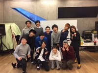 「屈託ない同居人」の出演者たち。