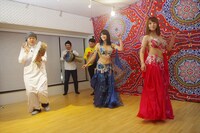 「セクシーダンスアカデミー ～大人のオンナ磨き～」で太鼓を叩くエハラマサヒロ（左端）。(c)ダンスチャンネル