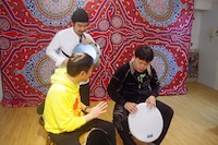 「セクシーダンスアカデミー ～大人のオンナ磨き～」で太鼓を叩くエハラマサヒロ（右）。(c)ダンスチャンネル