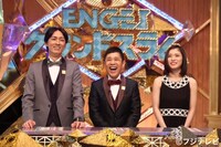 MCのナインティナインと松岡茉優（右）。