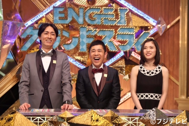 MCのナインティナインと松岡茉優（右）。