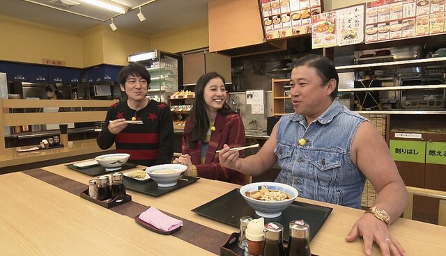 左からココリコ田中、新木優子、スギちゃん。(c)メ～テレ