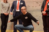 「僕も1つだけ……」と「ズドン！」を披露するルシファー吉岡。