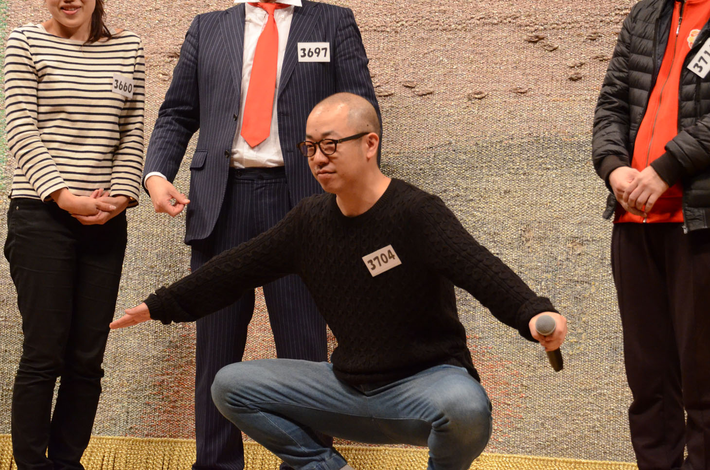 「僕も1つだけ……」と「ズドン！」を披露するルシファー吉岡。