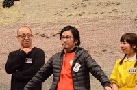 ルシファー吉岡にならって「ズドン！」を披露するマツモトクラブ。