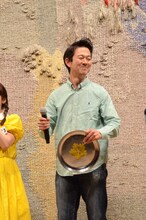 「大英断ありがとうございます。このおぼんをチャンピオンベルトに換えたいと思います」と語るアキラ100%。