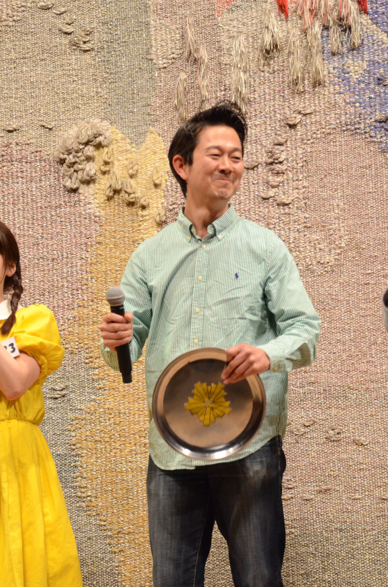 「大英断ありがとうございます。このおぼんをチャンピオンベルトに換えたいと思います」と語るアキラ100%。